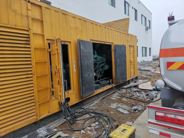 洛龙如何在发电机出租合同中约定设备的维修和保养责任？